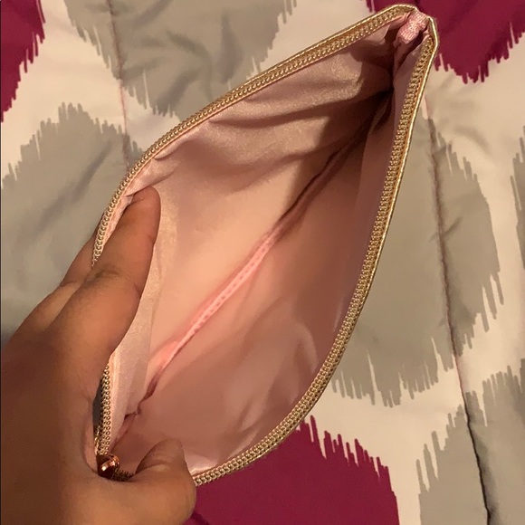 Gold pouch with an L in pink on the front - Picture 3 of 3